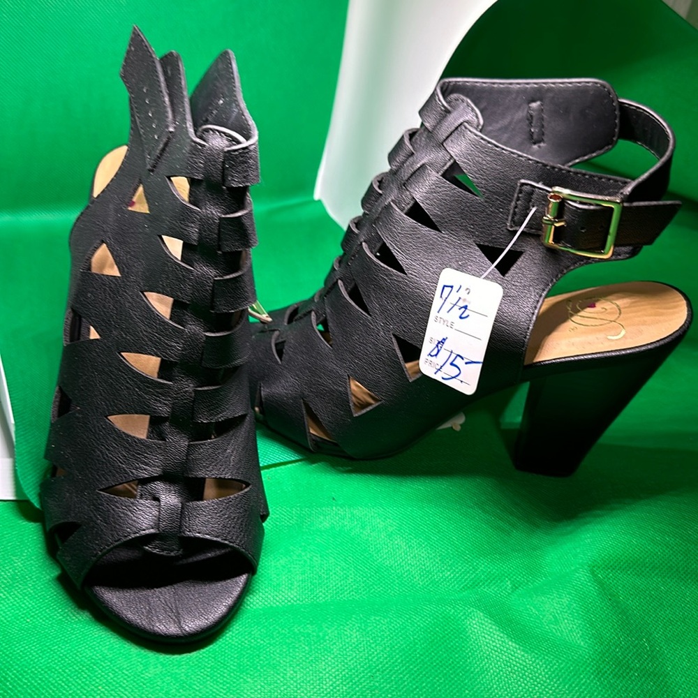 Black Easy Pickins size 7.5 heel sandals